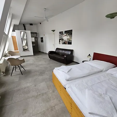 Fabrik - Baxpax Hostel *